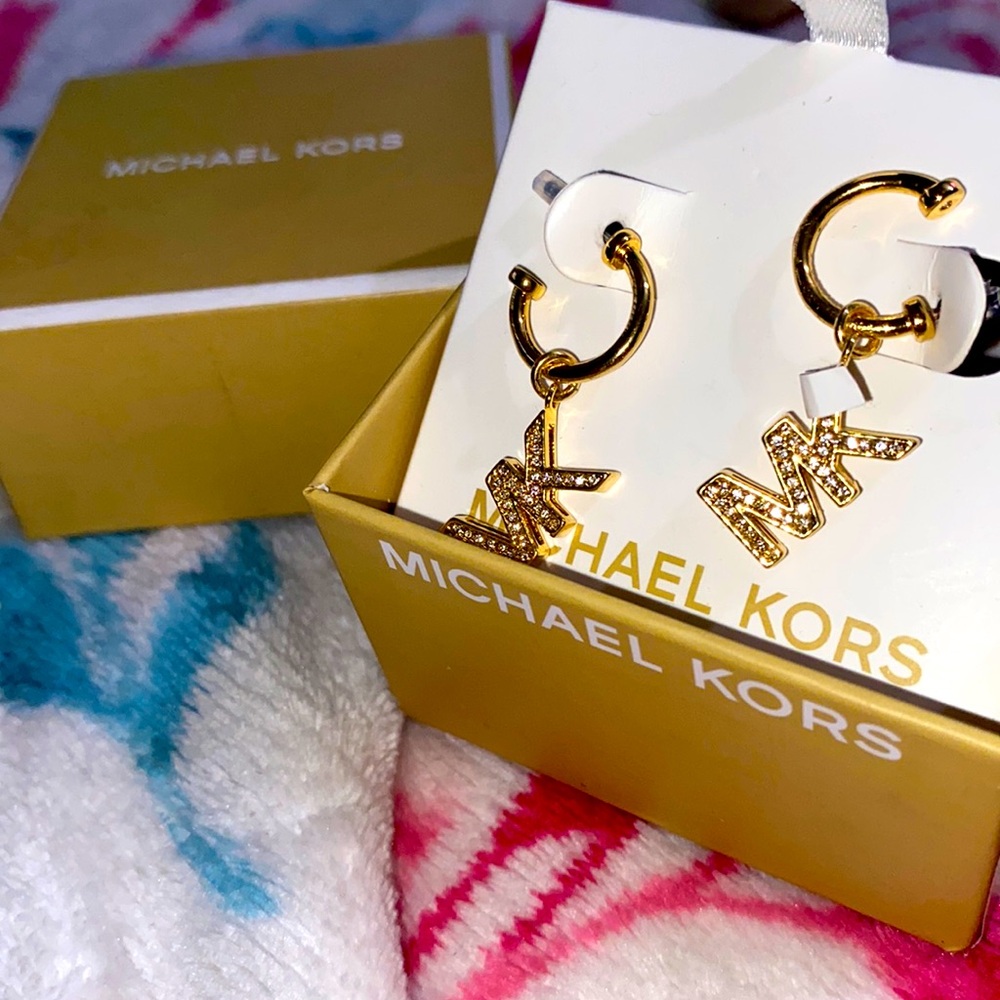 MICHAEL KORS GOLD STUD EARRINGS